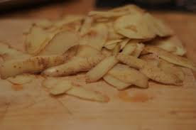 Pelures de pommes de terre : je les mets dans un bocal avec de l’eau bouillante et je fais tout avec !