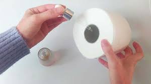 Parfumez votre salle de bain avec l’astuce du rouleau de papier toilette